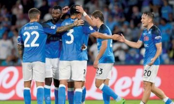 نابولي يهزم جنوة بركلة جزاء في اللحظات الأخيرة ليقلص الفارق مع ثنائي الصدارة