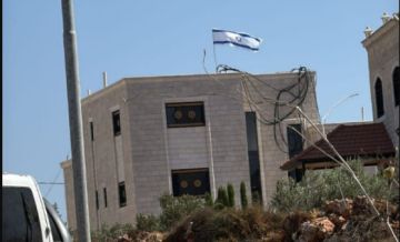 العدو الإسرائيلي يحول منزلا في اللبن الشرقية إلى ثكنة عسكرية