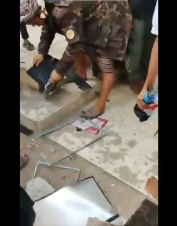 إصابة عدد من موظفي صحيفة عدن الغد عقب اقتحامها من قبل مسلحي الانتقالي المنحل ونهب وتكسير محتوياتها (فيديو)