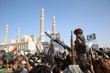 عبقرية من قلب الركام.. طفل يمني يصنع صواريخ من الكرتون ويخطف أنظار وقلوب رواد مواقع التواصل.. فيديو