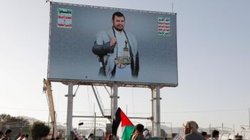 قائد أنصار الله: العدوان على إيران يستهدف الأمة بأكملها ضمن مشروع إسرائيل الكبرى ويدعو لخروج مليوني غدا قائد أنصار الله: العدوان على إيران يستهدف الأمة بأكملها ضمن مشروع إسرائيل الكبرى ويدعو لخروج مليوني غدا