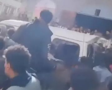 استنفار قبلي ومجتمعي في إب: شبان يحبطون محاولة اختطاف حوثية لثلاث فتيات وسط الشارع العام - فيديو استنفار قبلي ومجتمعي في إب: شبان يحبطون محاولة اختطاف حوثية لثلاث فتيات وسط الشارع العام - فيديو