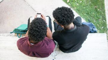 دولة عربية تقرر حجز هواتف تلاميذ المدارس بصورة نهائية