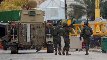 إصابة طفل برصاص العدو الصهيوني شرق القدس وآخرين بالاختناق خلال اقتحام في الخليل