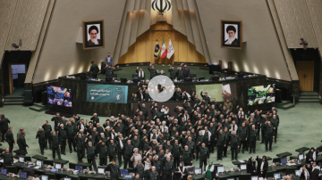 بزي الحرس الثوري.. نواب إيرانيون يهتفون الموت لأمريكا والموت لإسرائيل داخل البرلمان