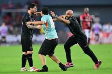 سقوط ميسي أثناء طرح أحد أفراد الأمن مقتحم للملعب أرضا سقوط ميسي أثناء طرح أحد أفراد الأمن مقتحم للملعب أرضا