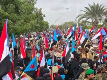 جماهير أبين تردد النشيد الجنوبي خلال فعالية الثبات والصمود جماهير أبين تردد النشيد الجنوبي خلال فعالية الثبات والصمود