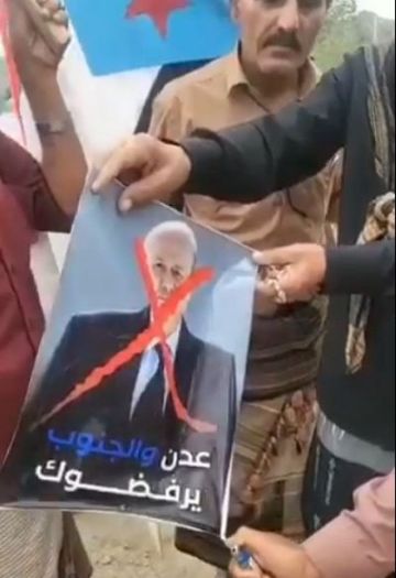 حشود غاضبة تضرم النار في صورة العليمي بعدن