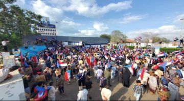 تظاهرة حاشدة أمام مقر الجمعية الوطنية بالتواهي تنديدا بإغلاقها تظاهرة حاشدة أمام مقر الجمعية الوطنية بالتواهي تنديدا بإغلاقها