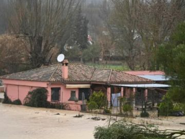 العاصفة ليوناردو تضرب جنوب إسبانيا وتتسبب بإجلاء الآلاف