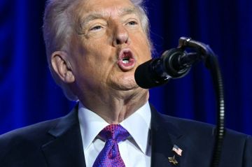 ترامب يرفض الاعتذار عن فيديو يظهر أوباما زوجته على هيئة قردين ترامب يرفض الاعتذار عن فيديو يظهر أوباما زوجته على هيئة قردين