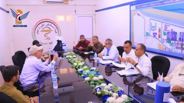 مناقشة آلية تزويد هيئة مستشفى الثورة بالحديدة بالمنتجات القطنية المحلية مناقشة آلية تزويد هيئة مستشفى الثورة بالحديدة بالمنتجات القطنية المحلية