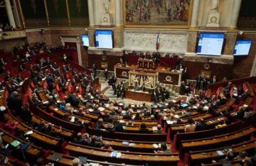 الحكومة الفرنسية تنجو من سحب الثقة في البرلمان