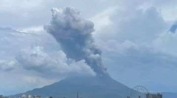 بركان هائل يواصل ثورانه بركان هائل يواصل ثورانه