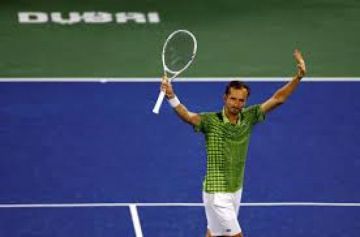 ميدفيديف يواجه خريكسبور في محاولة لحصد لقبه الثاني في دبي