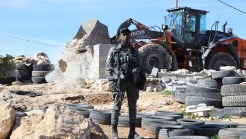 العدو الإسرائيلي يهدم منزلين ويجرف أراضي ويتلف محاصيل زراعية شرق الخليل