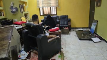 اللجنة الوطنية للتحقيق تبدأ معاينة وتوثيق واقعة الاعتداء على صحيفة عدن الغد اللجنة الوطنية للتحقيق تبدأ معاينة وتوثيق واقعة الاعتداء على صحيفة عدن الغد