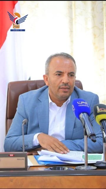 وزير الخدمة المدنية يهنئ قائد الثورة والرئيس المشاط بحلول شهر رمضان