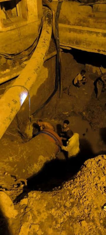 فرق مؤسسة مياه عدن تواصل إصلاح كسر في محطة ضخ الصرف الصحي الرئيسية بالمنصورة