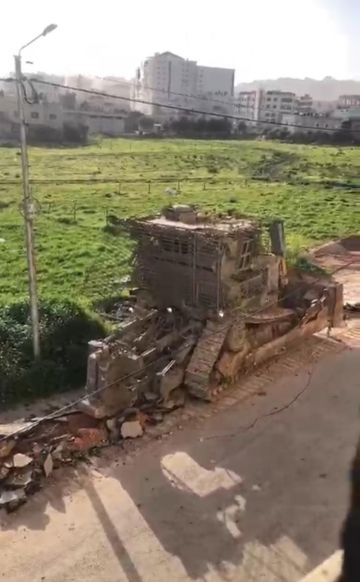 العدو الصهيوني يجرف شارعا في مدينة جنين ويغلق بوابة عطارة شمال رام الله العدو الصهيوني يجرف شارعا في مدينة جنين ويغلق بوابة عطارة شمال رام الله