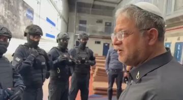 مجرم الحرب بن غفير يقتحم سجن عوفر ويهدد الأسرى بمزيد من القمع مجرم الحرب بن غفير يقتحم سجن عوفر ويهدد الأسرى بمزيد من القمع