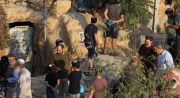 مستوطنون يقتلعون 300 شجرة زيتون في ترمسعيا وآخرون يقتحمون محيط مساكن الفلسطينيين في خربة سمرة بالأغوار الشمالية مستوطنون يقتلعون 300 شجرة زيتون في ترمسعيا وآخرون يقتحمون محيط مساكن الفلسطينيين في خربة سمرة بالأغوار الشمالية