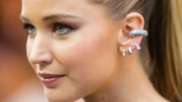 أساور الأذن تعود بقوة.. وهذه طرق تنسيقها في 2026