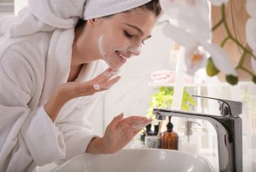 بشرتك متعبة؟.. إشارات من الجلد تكشف غسل الوجه الخاطئ بشرتك متعبة؟.. إشارات من الجلد تكشف غسل الوجه الخاطئ