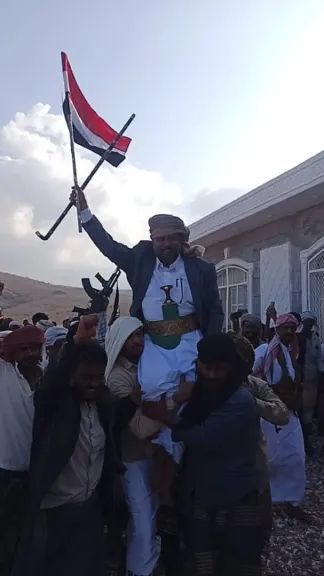 عودة عيسى بن ياقوت لسقطرى بعد سنوات من المنفى.. والمطار يغص بالمحبين! عودة عيسى بن ياقوت لسقطرى بعد سنوات من المنفى.. والمطار يغص بالمحبين!