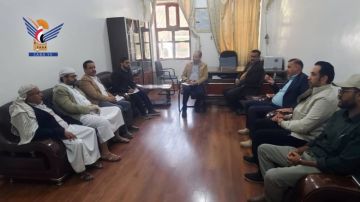 وزير الصحة والبيئة يلتقي المدير التنفيذي لجمعية الهلال الأحمر اليمني وزير الصحة والبيئة يلتقي المدير التنفيذي لجمعية الهلال الأحمر اليمني