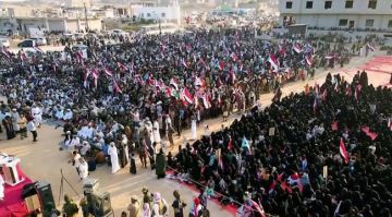 حشود ابناء المهرة تجدد التفويض للمجلس الانتقالي الجنوبي..(بيان)