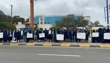 طلاب المعهد العالي للقضاء ينفذون وقفة احتجاجية للمطالبة بحقوقهم من المنحة السعودية طلاب المعهد العالي للقضاء ينفذون وقفة احتجاجية للمطالبة بحقوقهم من المنحة السعودية
