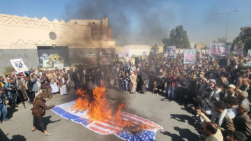 مسيرة جماهيرية حاشدة بالعاصمة صنعاء بذكرى الهروب المذل للمارينز الأمريكي من اليمن مسيرة جماهيرية حاشدة بالعاصمة صنعاء بذكرى الهروب المذل للمارينز الأمريكي من اليمن