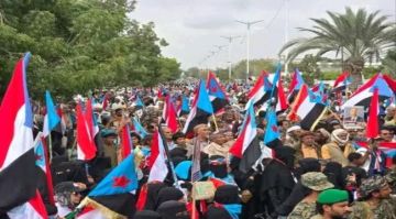 جماهير أبين تردد النشيد الجنوبي خلال فعالية الثبات والصمود جماهير أبين تردد النشيد الجنوبي خلال فعالية الثبات والصمود