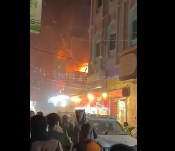 حريق هائل يلتهم منطقة الشارع الخامس بالمكلا وغضب شعبي يطالب بإزالة العشوائيات 