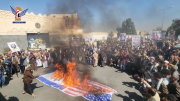 مسيرة جماهيرية حاشدة بالعاصمة صنعاء بذكرى الهروب المذل للمارينز الأمريكي من اليمن مسيرة جماهيرية حاشدة بالعاصمة صنعاء بذكرى الهروب المذل للمارينز الأمريكي من اليمن