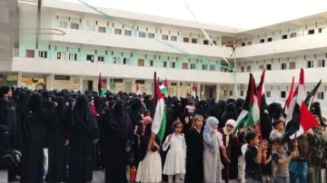 وقفة نسائية حاشدة في الحديدة نصرة للشعب الفلسطيني