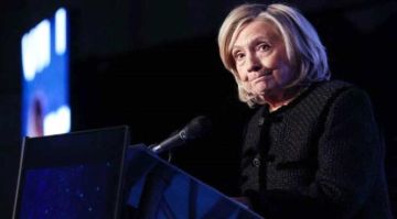 هيلاري كلينتون تطالب بالكشف العلني عن ملفات إبستين أمام الكونغرس هيلاري كلينتون تطالب بالكشف العلني عن ملفات إبستين أمام الكونغرس