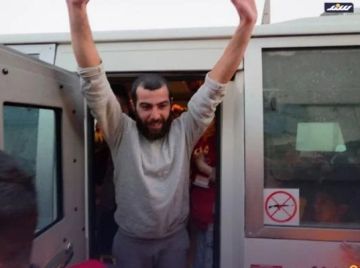 إعلام الأسرى الفلسطينيين:وصول خمسة أسرى إلى مستشفى شهداء الأقصى بغزة إعلام الأسرى الفلسطينيين:وصول خمسة أسرى إلى مستشفى شهداء الأقصى بغزة