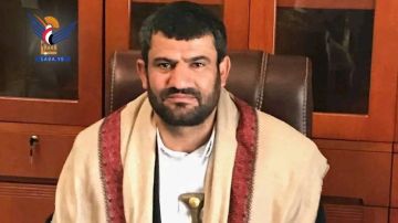 الشيخ قرشة يعزي الرئيس المشاط بوفاة والدته