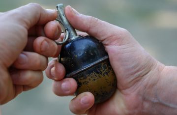 قنبلة وخلافات شخصية.. مجزرة داخل مجلس قات في تعز اليمنية قنبلة وخلافات شخصية.. مجزرة داخل مجلس قات في تعز اليمنية