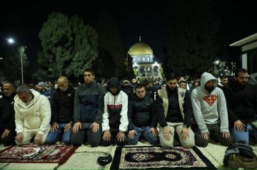 40 ألف مصل يؤدون صلاتي العشاء والتراويح في الأقصى والعدو الإسرائيلي يعتقل فلسطينيا من باحاته