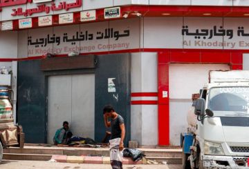 تصاعد المخاوف على العملة بعدن مع اختفاء 3 تريليونات وأزمة السيولة تتسع وسط إجراءات مشددة تصاعد المخاوف على العملة بعدن مع اختفاء 3 تريليونات وأزمة السيولة تتسع وسط إجراءات مشددة