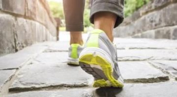 10 دقائق مشي بعد الأكل: سر طبيعي لصحة أمعاء قوية وضبط سكر الدم