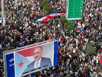 السعودية تأمر أبرز قادة الانتقالي بالتصدي لتظاهراته في أول اختبار ولاء والزبيدي يلوح بالقوة لمواجهتها