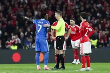 مبابي يطالب بإيقاف بريستياني بسبب إهانة عنصرية مزعومة لفينيسيوس