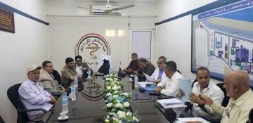 مناقشة آلية تزويد هيئة مستشفى الثورة بالحديدة بالمنتجات القطنية المحلية