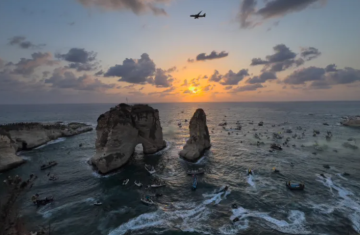 مكفوفون يرون لأول مرة صخرة الروشة على كورنيش بيروت