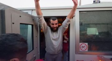 إعلام الأسرى الفلسطينيين:وصول خمسة أسرى إلى مستشفى شهداء الأقصى بغزة إعلام الأسرى الفلسطينيين:وصول خمسة أسرى إلى مستشفى شهداء الأقصى بغزة