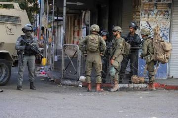 قوات العدو الإسرائيلي تعتدي على الفلسطينيين وتعتقل عددا منهم في الضفة الغربية قوات العدو الإسرائيلي تعتدي على الفلسطينيين وتعتقل عددا منهم في الضفة الغربية